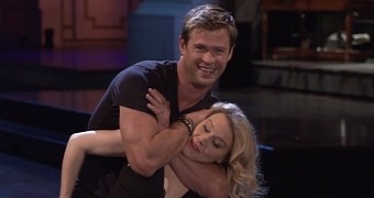 Chris Hemsworth and Kate McKinnon Try the “Dirty Dancing” Lift, Fail - Video