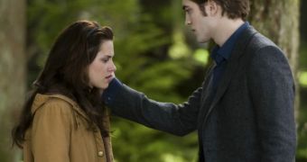 Director Chris Weitz talks “New Moon” and how it manages to present Edward (Robert Pattinson)’s presence “as absence”