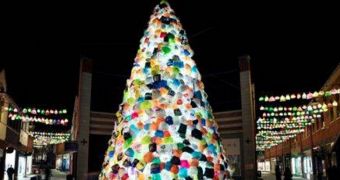 Artistic group turns thousands of plastic bags into a colorful Christmas tree