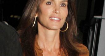 Expert says Cindy Crawford's face is stuffed with fillers and Botox