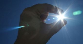 New device uses sunlight to split water into hydrogen for fuel and oxygen