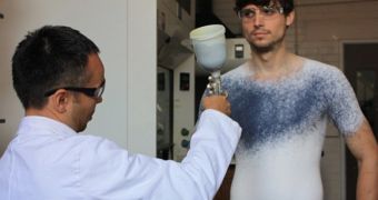 Model gets sprayed on with Fabrican: t-shirt takes only 15 min to make and can be re-worn