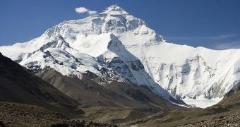 The collisions that formed Mount Everest go hundreds of kilometers underground