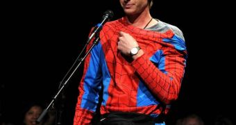 Andrew Garfield makes appearance at Comic-Con 2011 in cheap Spider-Man costume