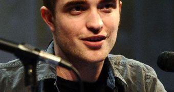 Robert Pattinson shows off patchy haircut at Comic-Con 2011