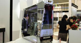 Computex 2013: A Chassis Made of Tempered Glass, Like a Mirror