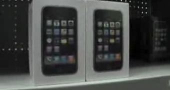 White iPhone 3G units come in a white package