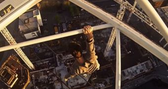 Crane climber tries extreme stunt in the UK