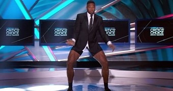 Michael Strahan hosts the Critics' Choice Awards 2015, plugs his role in “Magic Mike XXL”