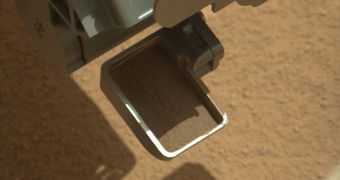 Curiosity's scoop filled with Martian sand