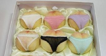 Fruit vendors in China are now selling peaches dressed in teeny tiny undies