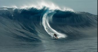 Daredevils Surf During Hurricane Sandy, on Lake Erie – Video