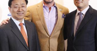 Mr. Gyehyun Kwon, vice president & head of worldwide sports marketing, Samsung Electronics and David Beckham