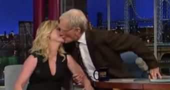 David Letterman Plants Surprise Kiss on Amy Poehler – Video