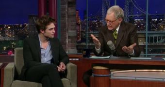Robert Pattinson and David Letterman sit down to talk about the “bite me” craze with “Twilight” fans
