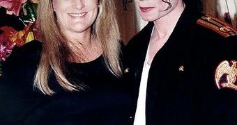 Debbie Rowe, Michael Jackson’s former nurse and wife, is said to have reached an understanding with his mother on the custody of the 3 children