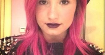 Demi Lovato changes her hair color to neon pink