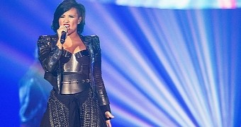 Demi Lovato posts inspirational photo, says beauty doesn't mean you have to have a thigh gap