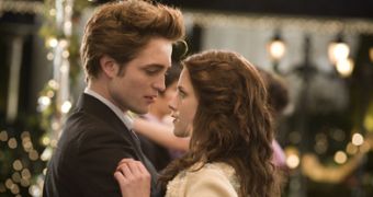 Designers create Bella Swan's wedding dress for fourth "Twilight" film