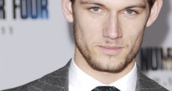 Report says Alex Pettyfer is “psycho loose cannon,” is harassing ex Dianna Agron