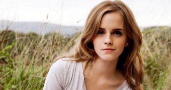Emma Watson says she got sick on the set of "Noah" because of director Darren Aronofsky's ban on water bottles