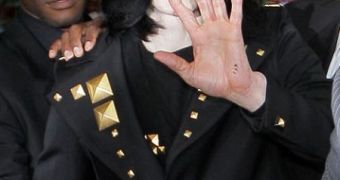 Discovery Will Air Michael Jackson Autopsy, Fans Are Outraged