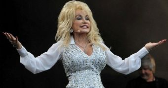 Dolly Parton seduces crowds at the Glastonbury Festival, but people watching her at home accuse her of lip-syncing
