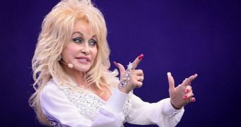 Dolly Parton wants to bring the magic of the Glastonbury Festival to the States with her own Dollywood Festival