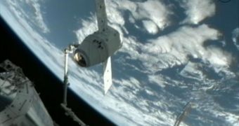 Dragon grappled by Canadarm-2, ahead of its first docking to the ISS, on May 25, 2012