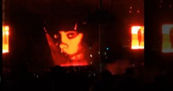 Drake takes a shot at Rihanna in concert, suggests she’s the Devil