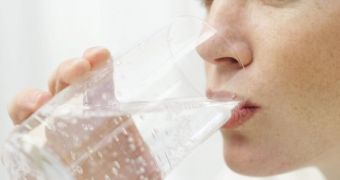 Drinking water before breakfast encourages weight loss, study shows