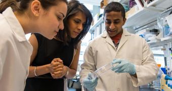 Dr. Sangeeta Bhatia and 3D bioprinting students in an MIT lab