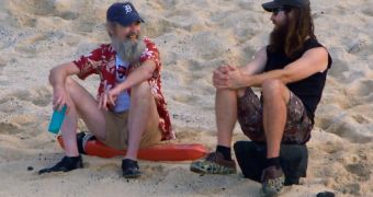 “Duck Dynasty” Stars Go Surfing on Season 3 Finale – Video