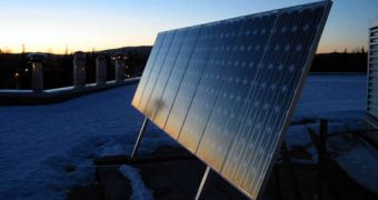 New dye sensitized solar cell reaches record efficiency, uses no volatile substances