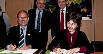 ESA and the German Aerospace Center (DLR) signed today in Paris a Memorandum of Understanding for a state-of-the-art optical data relay terminal to be flown on the Sentinel-2 Earth observation satellite