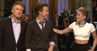 Alec Baldwin and Miley Cyrus help Edward Norton host his first SNL show