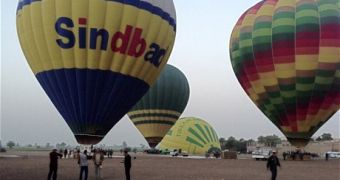 18 tourists die in hot air balloon crash in Egypt