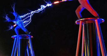 Electricity Fight – Two Artists Battle It Out Using Tesla Coils