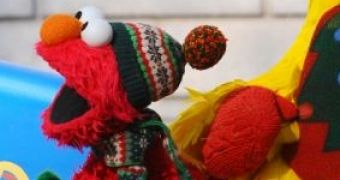 Elmo Sings at Macy’s Thanksgiving Day Parade – Video