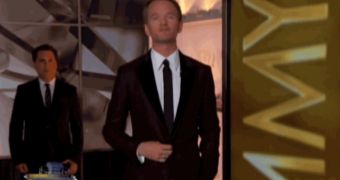 Guy photobombs Neil Patrick Harris at the Emmys 2013, tries to go away unnoticed
