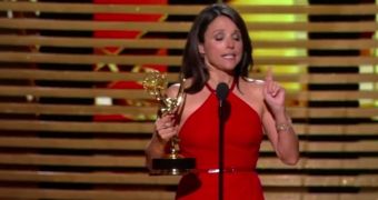 Emmys 2014: Julia Louis-Dreyfus and Bryan Cranston’s Ferocious Kiss Wins Everything – Video