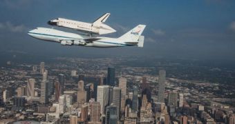 Endeavour and the SCA flew over Houston, Texas, on September 19, 2012