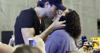 Enrique Iglesias doesn’t plan before his shows to kiss members of the audience – but they’re happy it happens