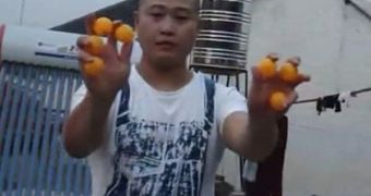 Chinese entertainer juggles 7 balls