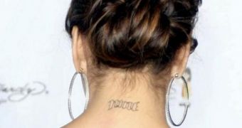 Eva Longoria shows off her “nine” tattoo on the back of her neck