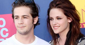 Michael Angarano wants Kristen Stewart back, is waiting for her to dump Robert Pattinson, report says