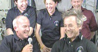 In the front row, Jeff Williams (left) and Robert Thirsk and in the back, Michael Barratt, Nicole Stott and Frank De Winne talk about their favorite food with reporters on the ground