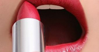 The FDA urges women to buy only lead-free lipstick
