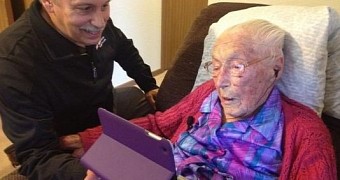 114 year old learns how to use the Internet, joins Facebook