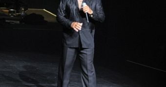 Tom Jones and the ignored gift from a female fan, on stage in Florida